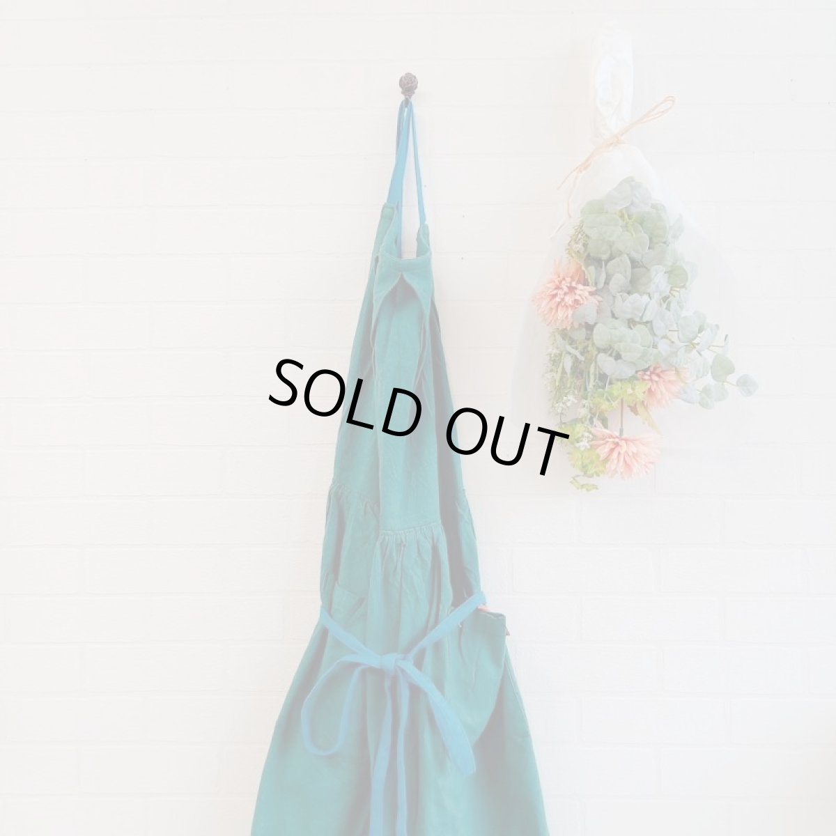 画像2: kukugoto 綿麻ギャザーエプロンワンピース　ダークグリーン　73188 (2)