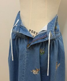 画像2: 【5月中旬〜5月下旬】fortune刺繍デニムスカート（M）6160250 (2)
