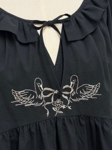 画像2: 【6月上旬〜6月中旬】ラブスワンブラウス（3L） 6670180A (2)