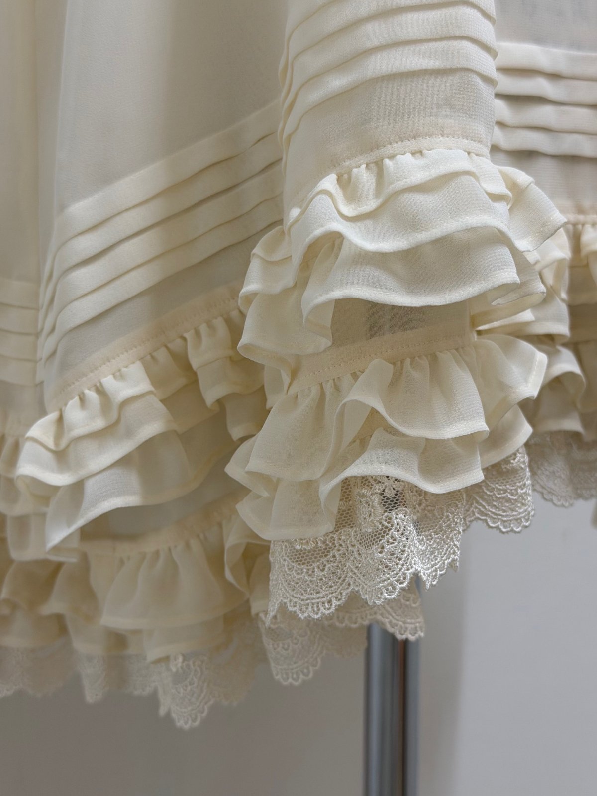 画像5: 【7月下旬〜8月上旬】デコレーションブラウス（3L） 6670210 (5)