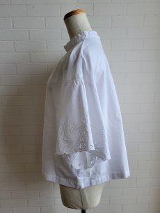 画像2: 【tukuroi】21コットンスカラップ刺繍袖フレアプルオーバー (2)