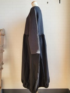 画像2: 【UNPLE】裏毛×布帛MIXバルーンワンピース (2)
